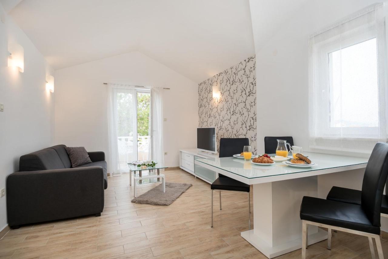 Apartments And Rooms With Parking Space Rogoznica - 10339 Екстер'єр фото