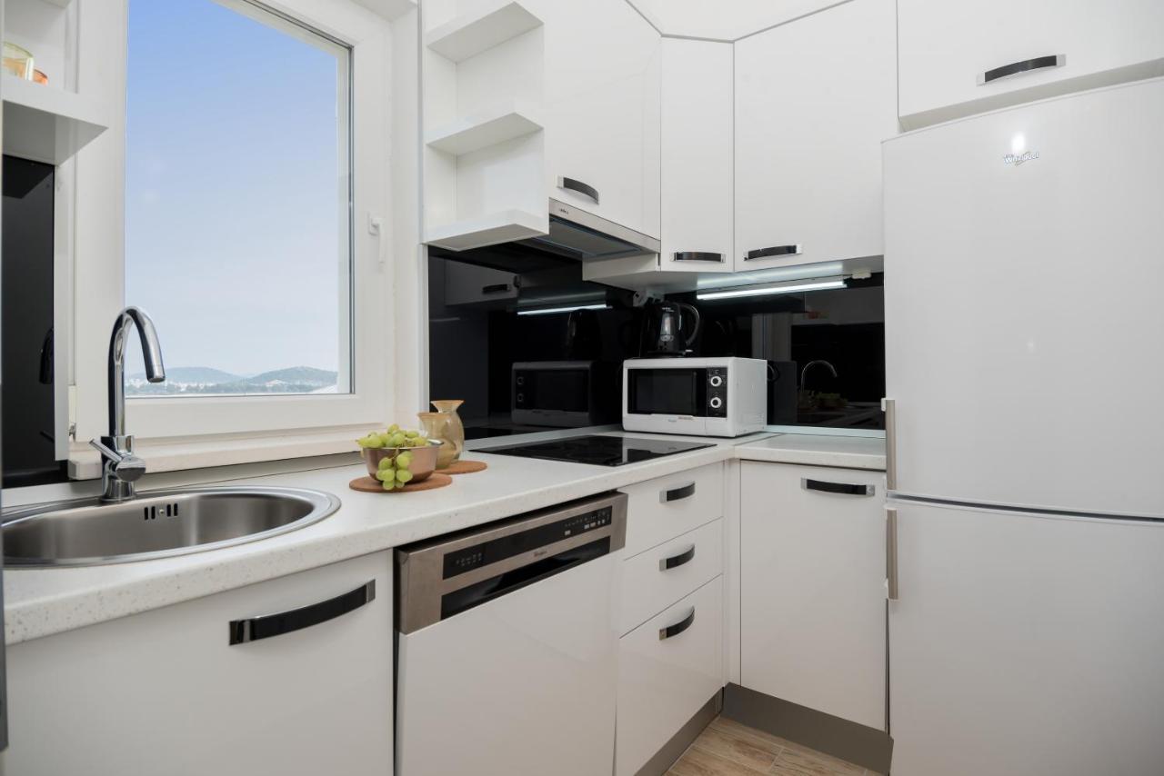 Apartments And Rooms With Parking Space Rogoznica - 10339 Екстер'єр фото