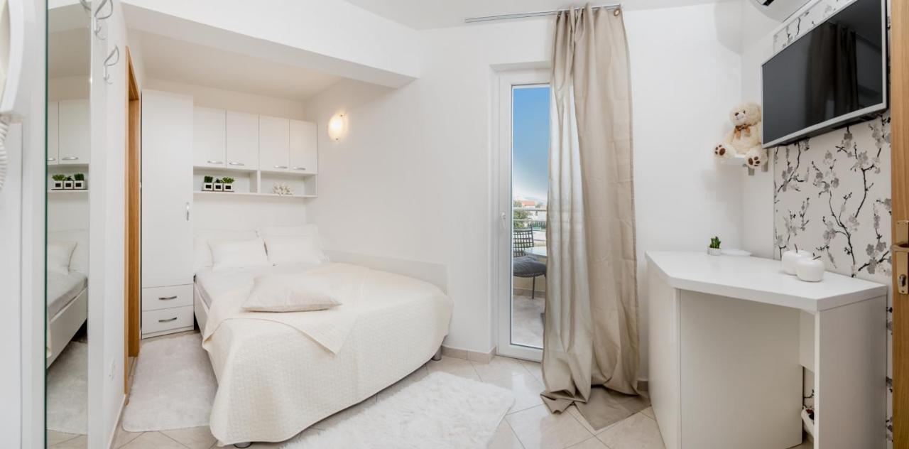 Apartments And Rooms With Parking Space Rogoznica - 10339 Екстер'єр фото