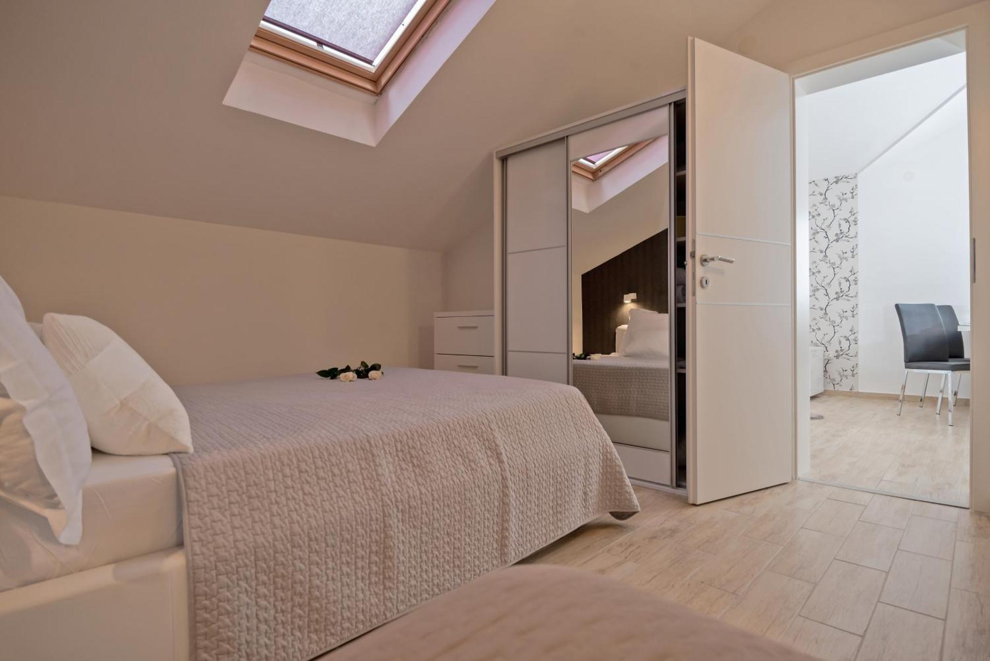 Apartments And Rooms With Parking Space Rogoznica - 10339 Номер фото