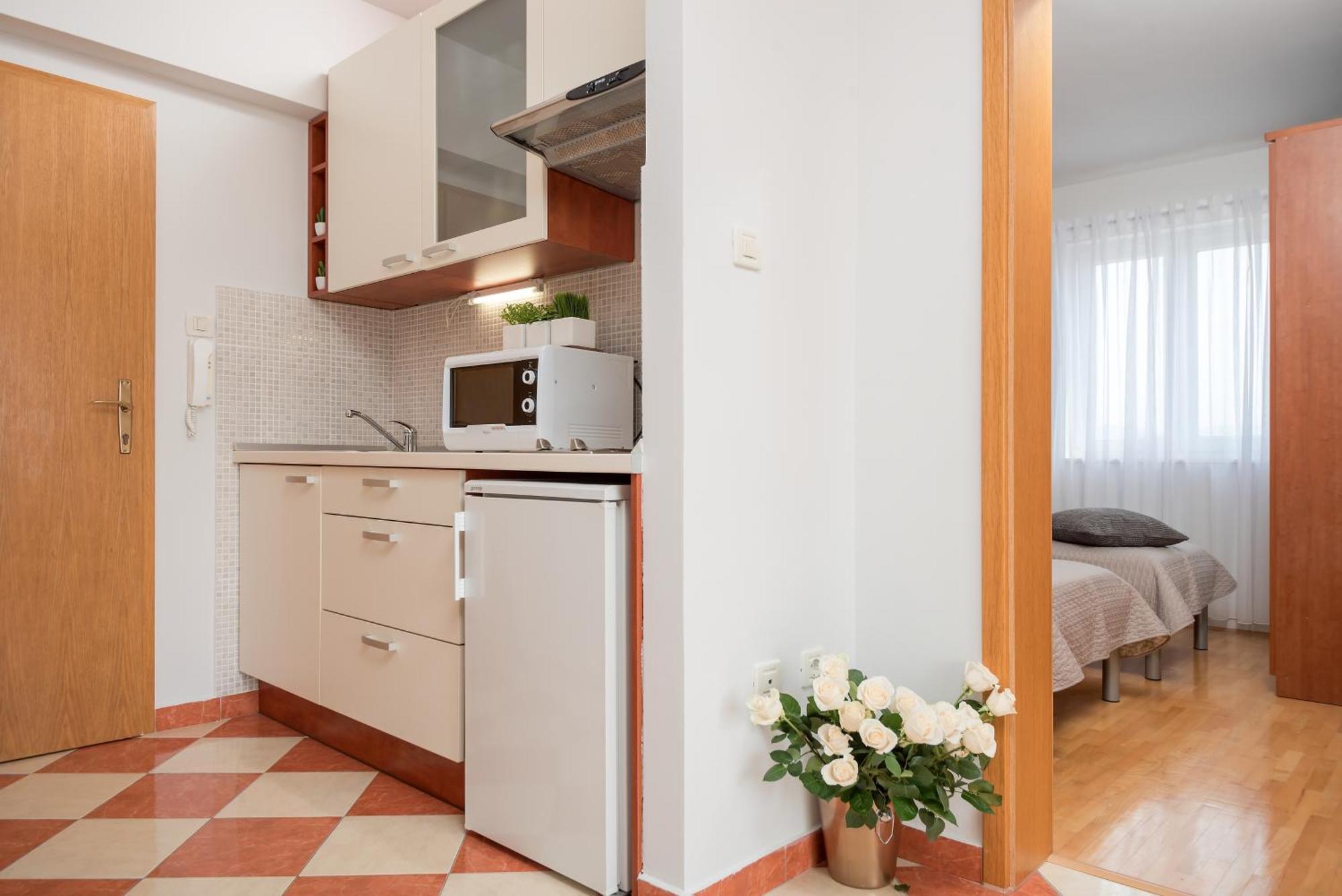 Apartments And Rooms With Parking Space Rogoznica - 10339 Номер фото