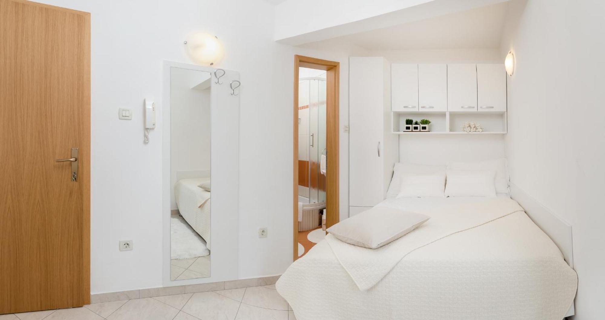Apartments And Rooms With Parking Space Rogoznica - 10339 Номер фото